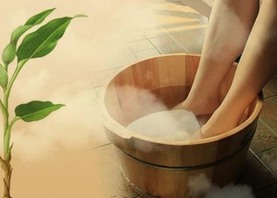 睡前泡脚真的能保护血管吗？泡脚的四大好处及五类禁忌人群