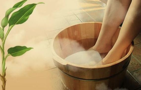 睡前泡脚真的能保护血管吗？泡脚的四大好处及五类禁忌人群